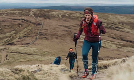 Peak Divide route, women running in the Peaks