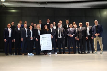 Katharina Kiel, her vice-presidents and delegates of the 14 top-flight clubs after the agreement to split from the DFB was reached.