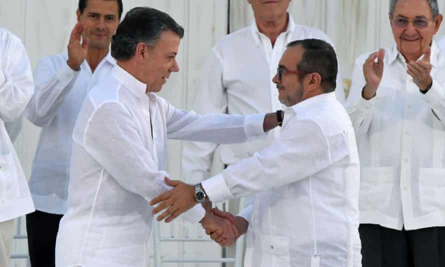 Juan Manuel Santos, and the head of the Farc, Rodrigo Londoño, aka Timochenko, shake hands during the signing of the historic peace agreement.