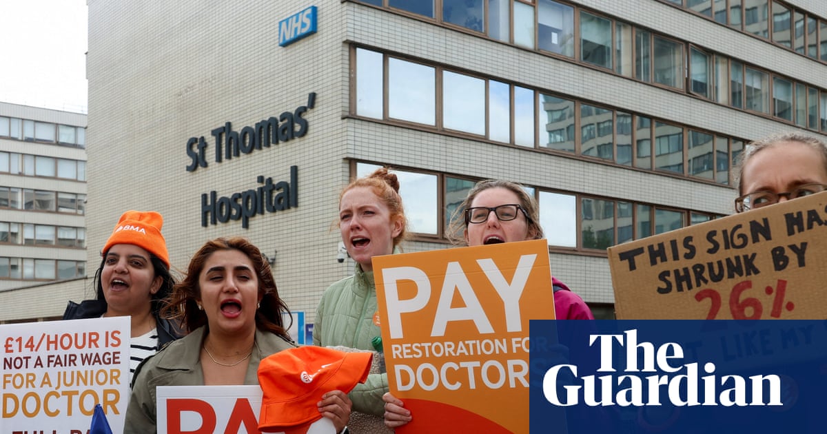 Resident doctors in England go on strike over pay restoration
