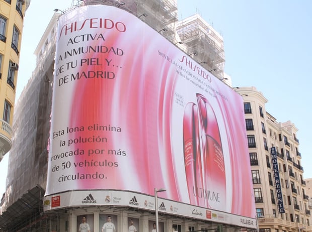 An advertising billboard in the Gran Vía of Madrid, impregnated with titanium dioxide which Shiseido claimed would allow CO2 to be disintegrated, reducing pollution.