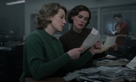 Carrie Coon and Keira Knightley in Boston Strangler.