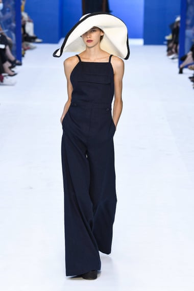 Un mannequin portant le prêt-à-porter Max Mara à la Fashion Week printemps-été 2023 de Milan.