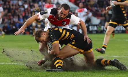 Josh Bassett of Wasps dives over to score their first try against Toulouse.