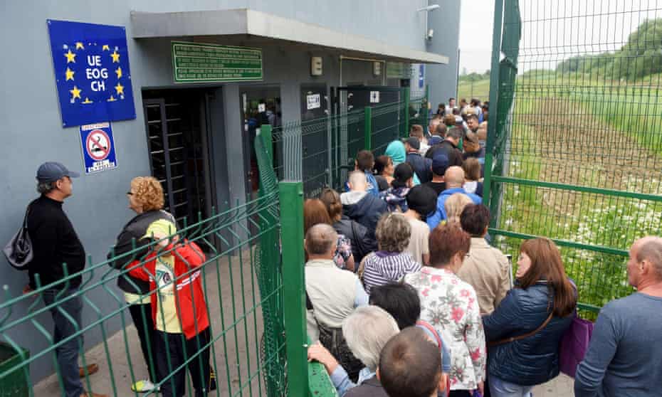 Ukrainians queue to cross into Poland on the first day of visa-free access to the EU in June 2017.