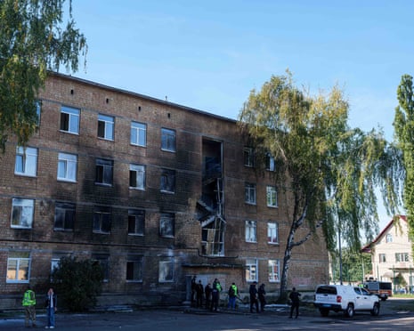Αστυνομικοί κοιτάζουν ένα σχολείο που καταστράφηκε από επίθεση ρωσικού drone στο Κίεβο της Ουκρανίας.