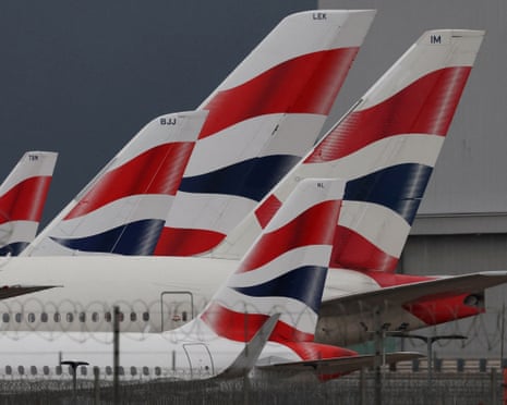 Uçaklar şu saatte bir havaalanı