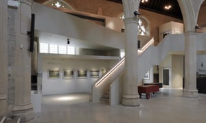Museo del jardín de revisión – camposanto para el verde de los dedos 1 Dow Jones’s work in the Garden Museum’s main space.