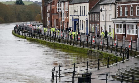 Les travailleurs de l'Agence de l'environnement installent des défenses contre les inondations à Bewdley, Worcestershire
