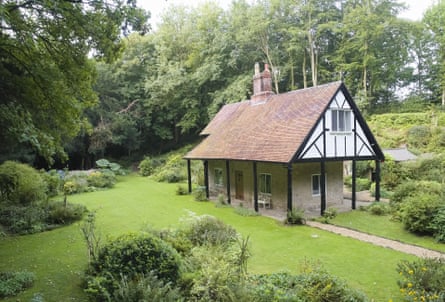 Cottage with pillars supporting the 2nd storey