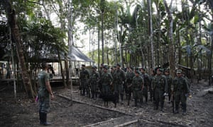 Rebeldes de las Farc se encuentran en formación en la selva de Putumayo, Colombia.