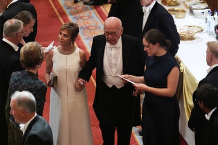 Rupert Murdoch mbërrin në një banket në Kështjellën Windsor.