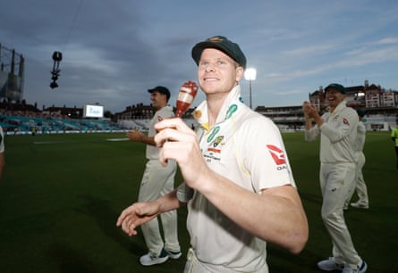 Steve Smith of Australia celebrates with the Urn after Australian drew the series to retain the Ashes in 2019