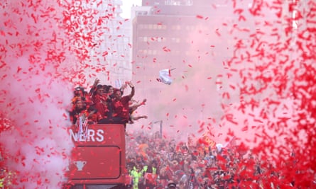 El desfile de la victoria del Liverpool en 2022 tras conquistar la copa local y los subcampeonatos de la Premier League inglesa y de la Champions League de Europa.