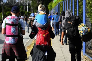 A Salvadoran family migrants start their journey towards the United States in San Salvador, on 20 January 2020.