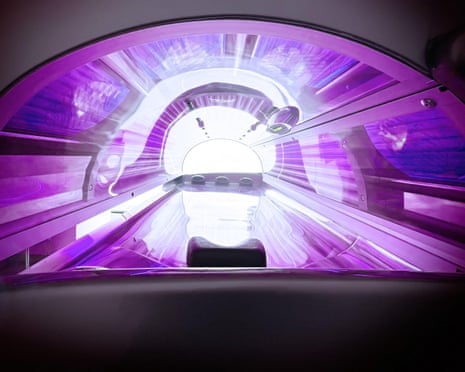 Funzionari sanitari che esaminano i dati