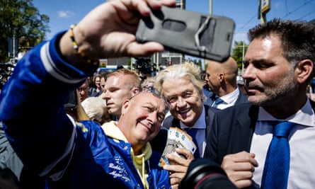 Person taking selfie with Geert Wilders