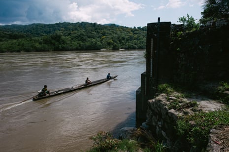 A canoe navigates up the Marañón river towards the perilous pongo – rapids – of Manseriche