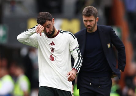 Manchester United’s Bruno Fernandes (left) looks dejected after the match against Hull City