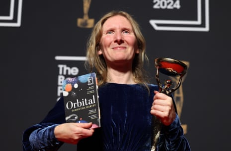 Cerimônia do Prêmio Booker 2024 em Londres. A romancista britânica Samantha Harvey, autora do livro 'Orbital', segura seu troféu e uma cópia de seu romance após vencer.
