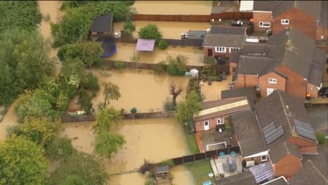 英國天氣：強降雨後通勤者面臨出行中斷