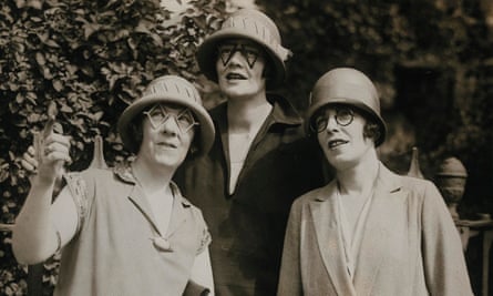 Women modelling spectacles of unusual shapes (1925), Special Press, black and white photography © Wellcome Collection