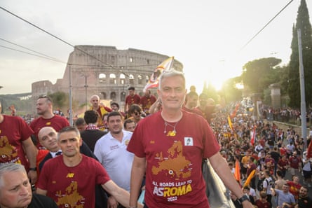 L'entraîneur de la Roma José Mourinho lors du défilé pour célébrer la victoire de la Conference League Cup.
