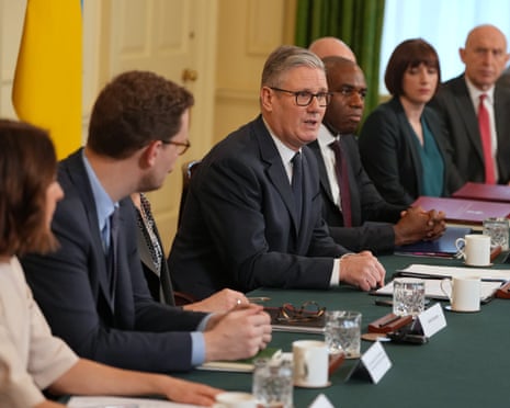 Keir Starmer hablando en un podio