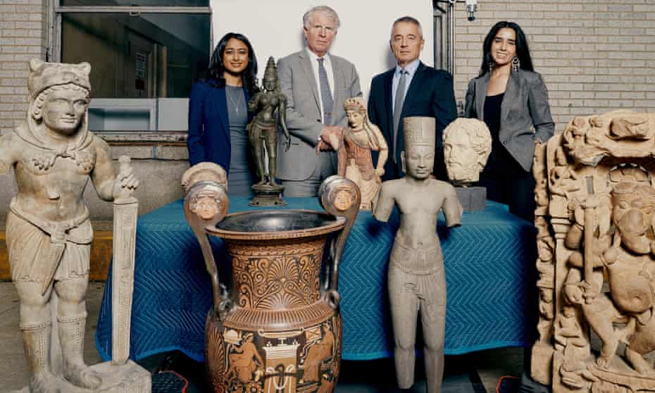 The Manhattan district attorney, Cyrus Vance, centre left, with members of the antiquities trafficking unit and eight of the recovered artefacts.