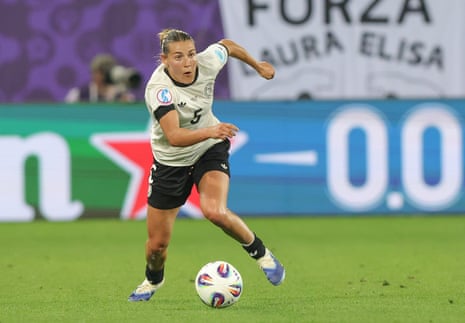 Carlotta Wamser dribbling the ball