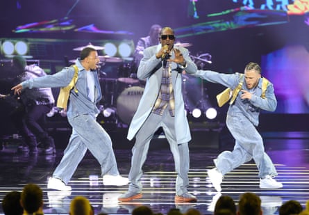 snoop with two guys dancing next to him