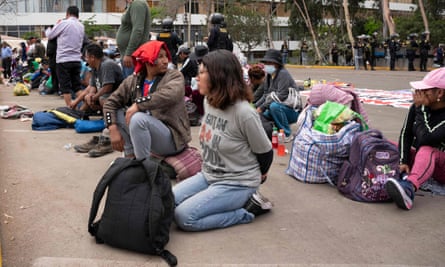 Mensen die werden vastgehouden op de campus van de Universiteit van San Marcos in Lima.