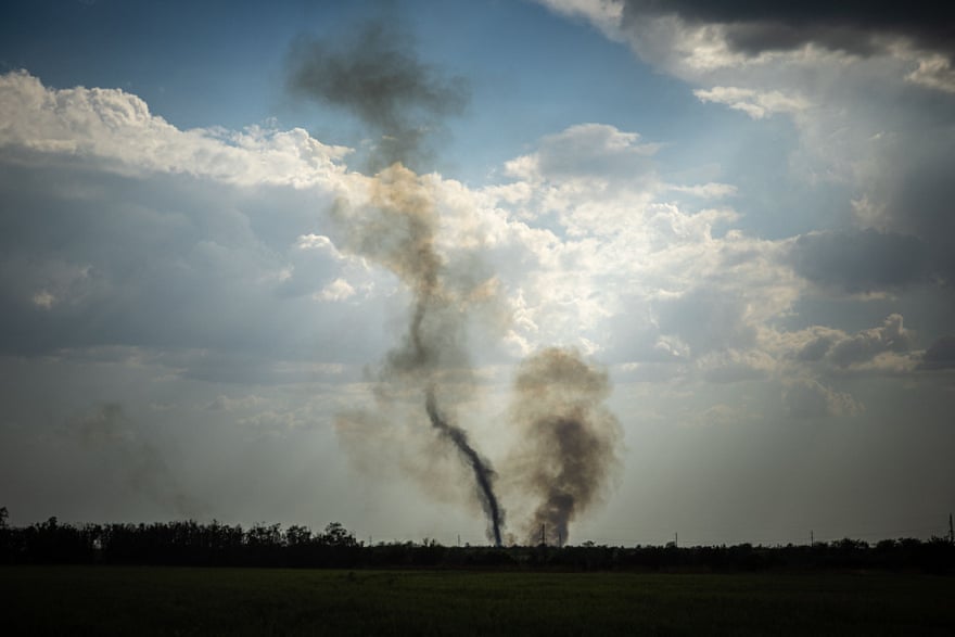 Humo negro se eleva sobre la línea del frente en la región sur de Mykolaiv en Ucrania el 30 de agosto.