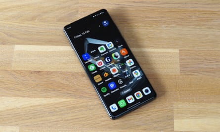 The homescreen of the OnePlus 12.