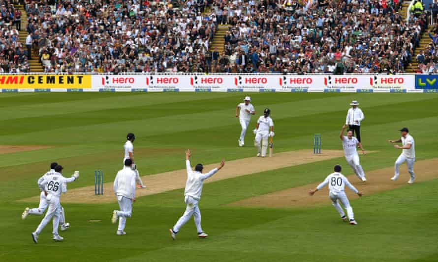 Matthew Potts and his England teammates celebrate as Virat Kohli is dismissed