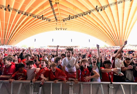 Os torcedores canadenses comemoram o primeiro gol marcado por Cyle Larin no fan festival em Vancouver.