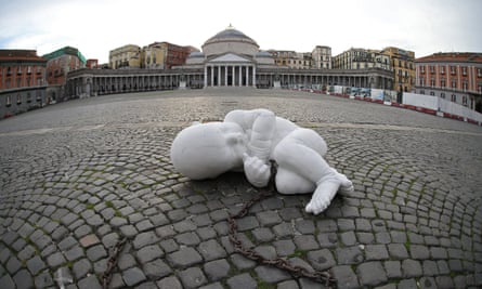 Look Down, che raffigura un neonato con una catena al posto del cordone ombelicale, a Napoli.