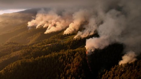 Drone footage shows extent of wildfires in Spain's La Palma – video
