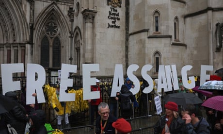 I manifestanti tengono cartelli con la scritta "Assange libero" davanti alla Corte di giustizia reale