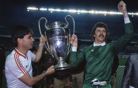 Ceaușescu with the 1986 European Champion's Cup winner team Steaua  Bucharest - Qwizzeria