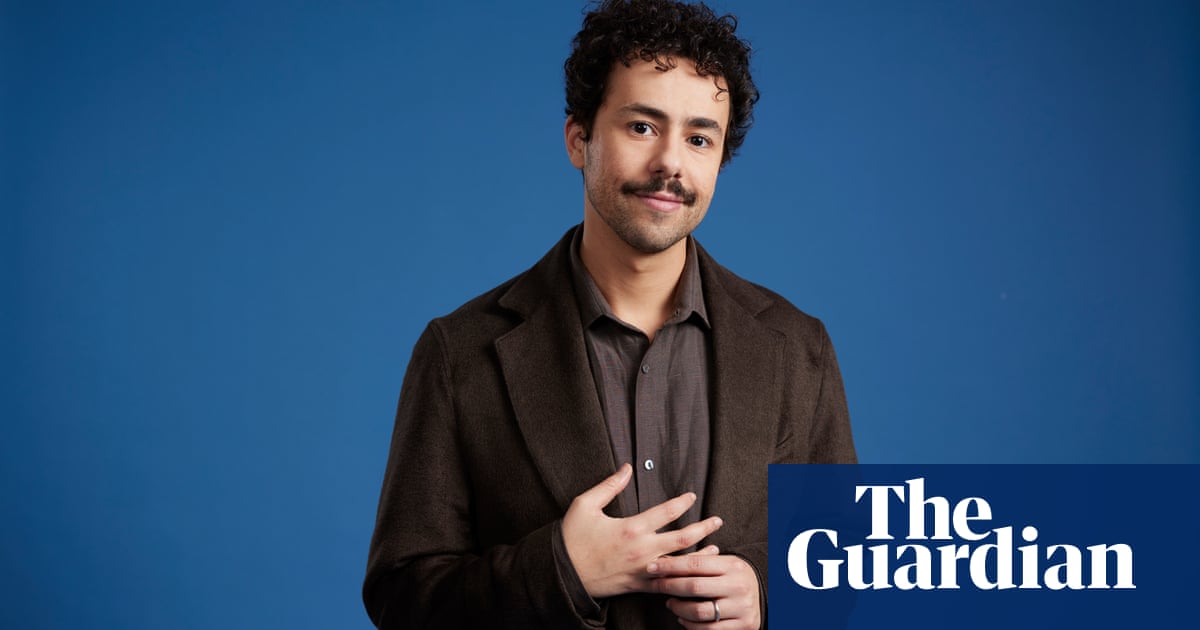 Стив РоузЗвездата на собствения си комедия Юсеф сега се появява