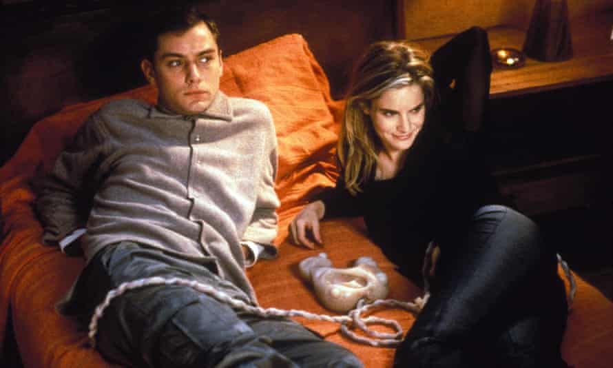 Jude Law and Jennifer Jason Leigh in eXistenZ