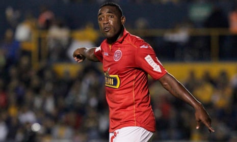 The Juan Aurich striker, Luis Tejada, booted the ball into the stands and left the field after 70 minutes after being the subject of racist abuse from the terraces.