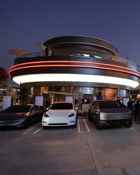 people protesting outside a diner with a car stopped in front