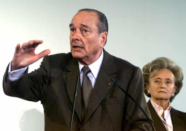 Jacques Chirac hält eine Rede, während seine Frau Bernadette zuhört, im Rathaus von Saint Quentin, März 2002.