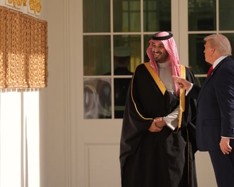 Donald Trump shows Mohammed bin Salman portraits of former presidents.