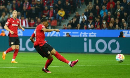 Amine Adli mencetak gol untuk menyelesaikan pergerakan tim untuk menyamakan kedudukan Leverkusen.