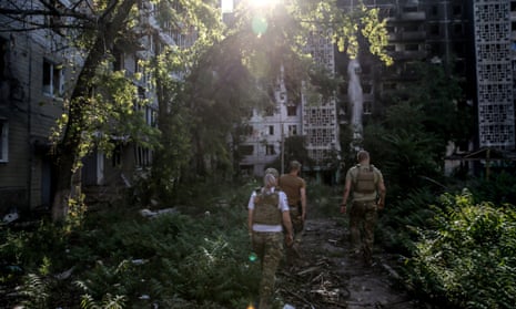 Ukrainian soldiers cross a yard in Vuhledar.