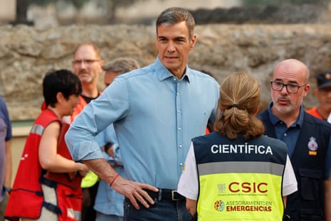 Pedro Sánchez and Francisco Martín speaking to emergency personnel.