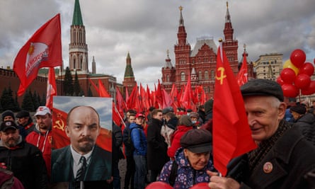 Activiști care poartă steagul Partidului Comunist în Piața Roșie